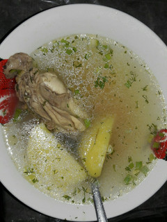 Una foto de Consomé o caldo de pollo Ecuatoriano