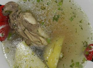 Una foto de Consomé o caldo de pollo Ecuatoriano