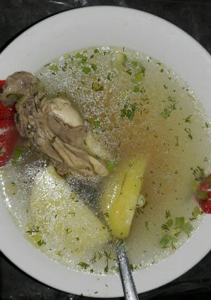 Una foto de Consomé o caldo de pollo Ecuatoriano