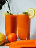Smoothie salutare con carota, banana ed altri frutti