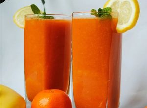 Foto di Smoothie salutare con carota, banana ed altri frutti