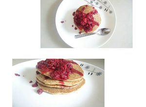 Una foto de Pancakes con dulce de mora saludables