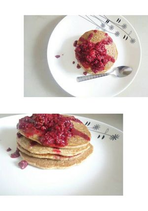 Una foto de Pancakes con dulce de mora saludables
