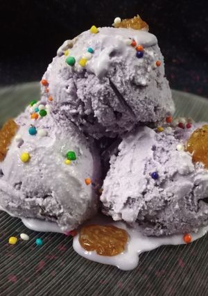 A picture of Blueberry ice cream.
