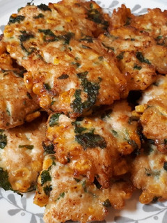 Una foto de Tortitas de maíz y pollo