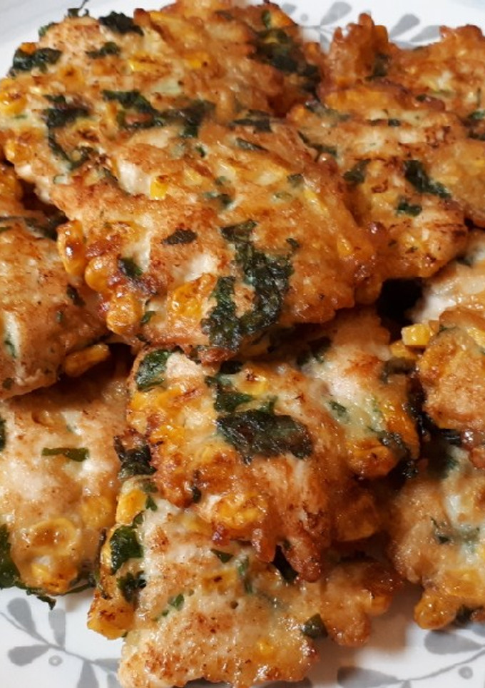Una foto de Tortitas de maíz y pollo