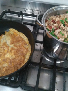 Una foto de Arroz tres delicias con pollo
