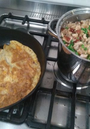 Una foto de Arroz tres delicias con pollo