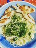 Pechuga de pollo a la plancha con hierbas y pasta al pesto