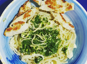 Una foto de Pechuga de pollo a la plancha con hierbas y pasta al pesto