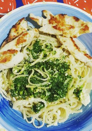 Una foto de Pechuga de pollo a la plancha con hierbas y pasta al pesto