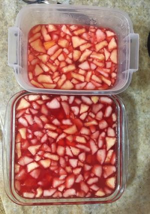 Una foto de Ensalada de frutas c/ gelatina de frutilla!!