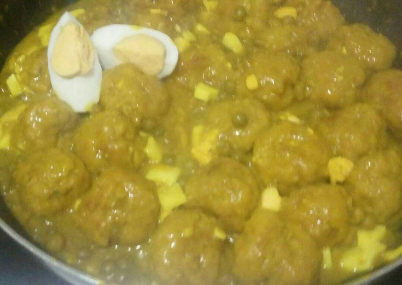 Albóndigas en salsa con guisantes y huevo duro