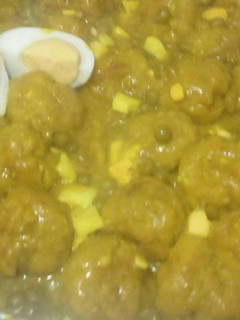 Una foto de Albóndigas en salsa con guisantes y huevo duro
