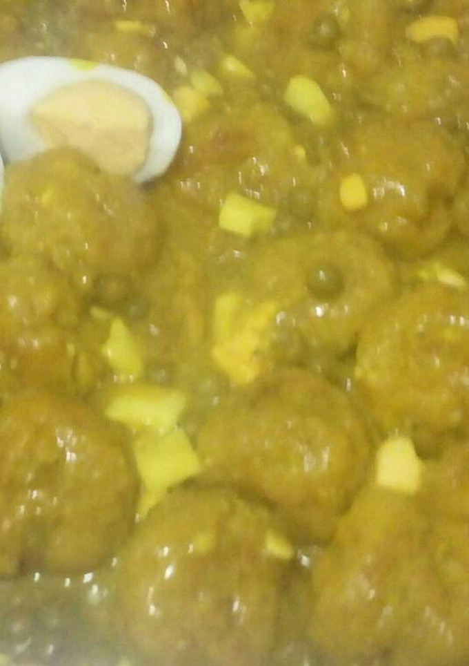 Una foto de Albóndigas en salsa con guisantes y huevo duro