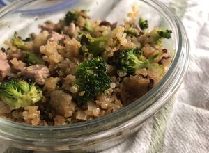 Una foto de Tupper de quinoa con brócoli y ternera, SUPER RAPIDO