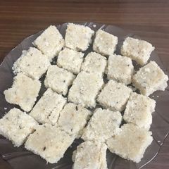 A picture of Cocouut burfi.