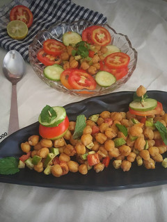 છોલે વેજ સલાડ/ કાબુલી ચણા ચાટ (Chole Chana Chaat Recipe In Gujarati) રેસીપી મુખ્ય ફોટો