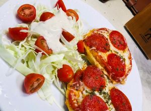 Una foto de Chicken and waffles personal pizzas