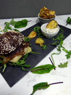Foto de Hambúrguer de Feijão com Cebola Caramelizada!
