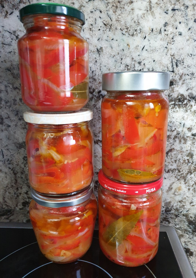 Una foto de Pimientos y cebolla en escabeche