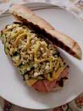 Hot Dog Gourmet con cipolle caramellate, cheddar, zucchine grigliate, uovo strapazzato e senape