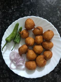 અડદની દાળના વડા (urad dal vada recipe in Gujarati) રેસીપી મુખ્ય ફોટો