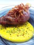 Coscia d'anatra con crema di peperoni e cipolla fritta