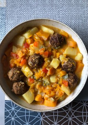 Una foto de Guiso vegano de calabaza con albóndigas