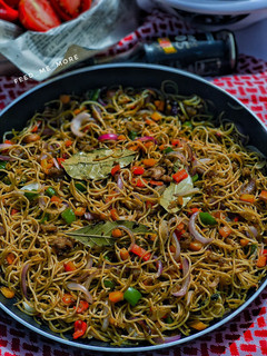A picture of Beef stir fry pasta.
