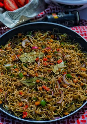 A picture of Beef stir fry pasta.