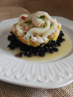 Una foto de Judías negras con mango y ceviche de gambas