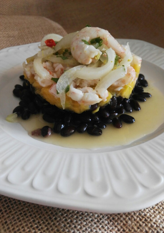 Una foto de Judías negras con mango y ceviche de gambas