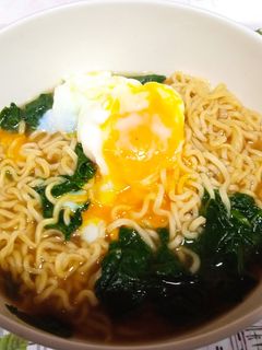 Una foto de Sopa de fideos chinos instantáneos (con espinacas y huevo)