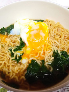 Una foto de Sopa de fideos chinos instantáneos (con espinacas y huevo)