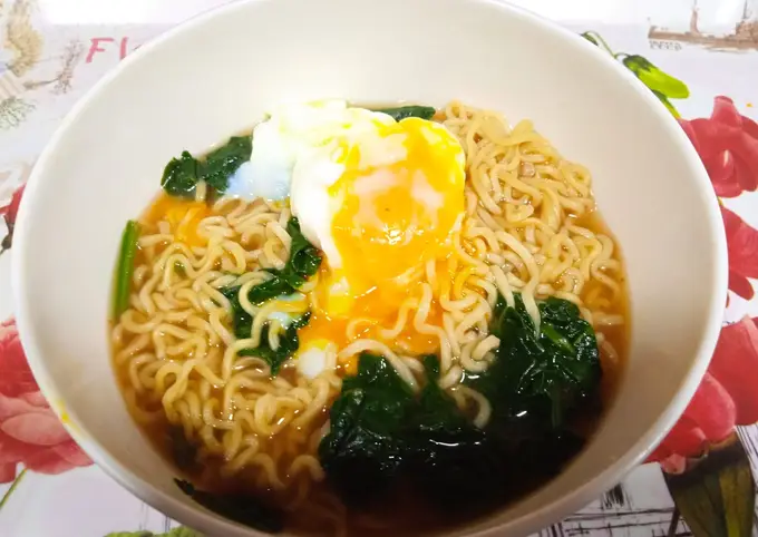 Receta Sopa de fideos chinos instantáneos (con espinacas y huevo)