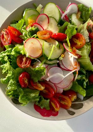 รูปของ สลัดผักรวม🥗กับมะเขือเทศย่าง น้ำสลัดมะนาวมะเขือเทศน้ำมันมะกอก ลืมใส่ขนมปังปิ้งโรยค่ะ😆🍅🥬🥗