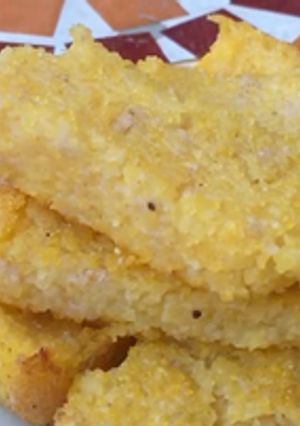 Una foto de Polenta y quinoa sticks veganos