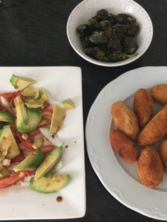 Una foto de Croquetas de carne con ensalada de tomate y aguacate 🥑 🍅 y pimientos de Padrón