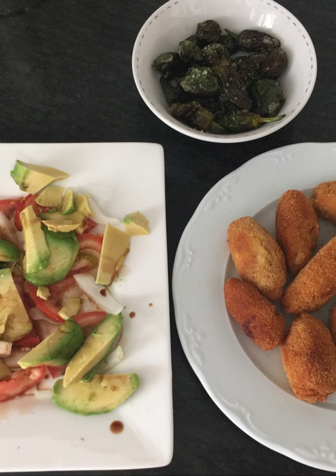 Una foto de Croquetas de carne con ensalada de tomate y aguacate 🥑 🍅 y pimientos de Padrón
