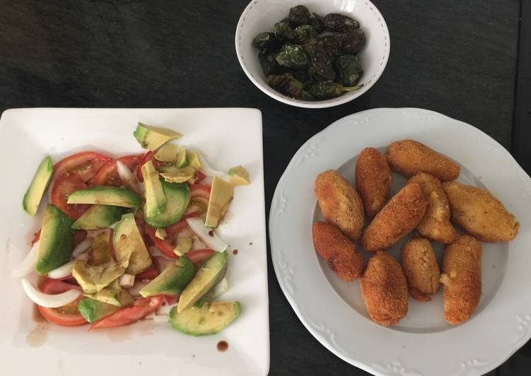 Croquetas de carne con ensalada de tomate y aguacate 馃 馃崊 y pimientos de Padr贸n