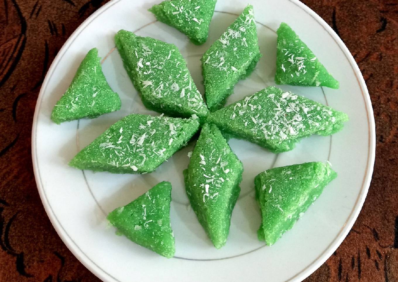 Sooji or coconut ki burfi