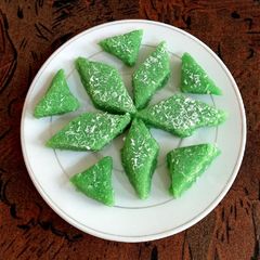 A picture of Sooji or coconut ki burfi.