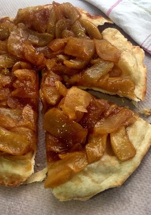 Una foto de Pizza dulce de manzana y canela