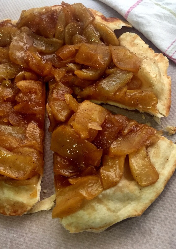 Una foto de Pizza dulce de manzana y canela