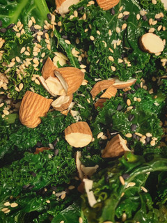 Una foto de Ensalada asiática de kale