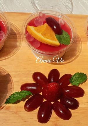 Hình của món Pana cotta dưa hấu trái cây.