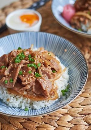 รูปของ ข้าวหน้าหมูคุโรบูตะ