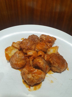 Una foto de Albóndigas con tomate y calamar