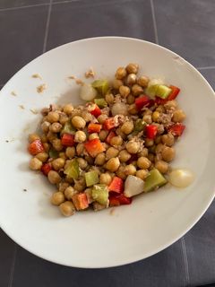 Una foto de Ensalada de garbanzos